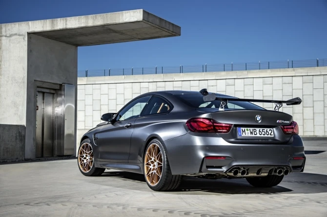 BMW выпустила новый автомобиль версии BMW М4 GTS (галерея)