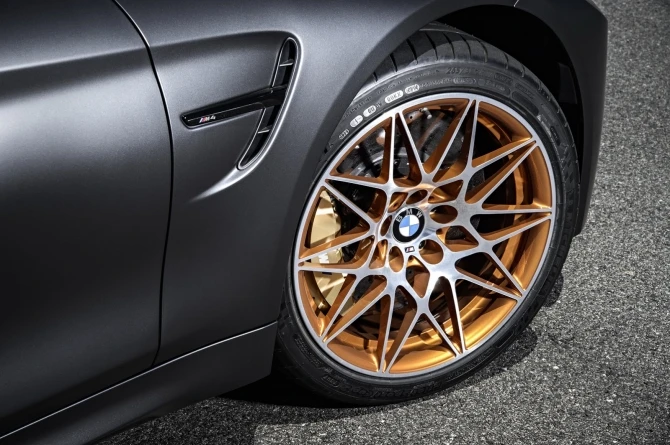 BMW выпустила новый автомобиль версии BMW М4 GTS (галерея)