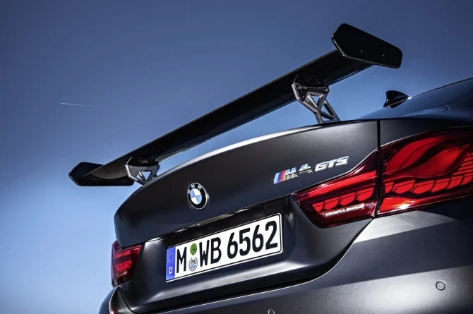 BMW выпустила новый автомобиль версии BMW М4 GTS (галерея)