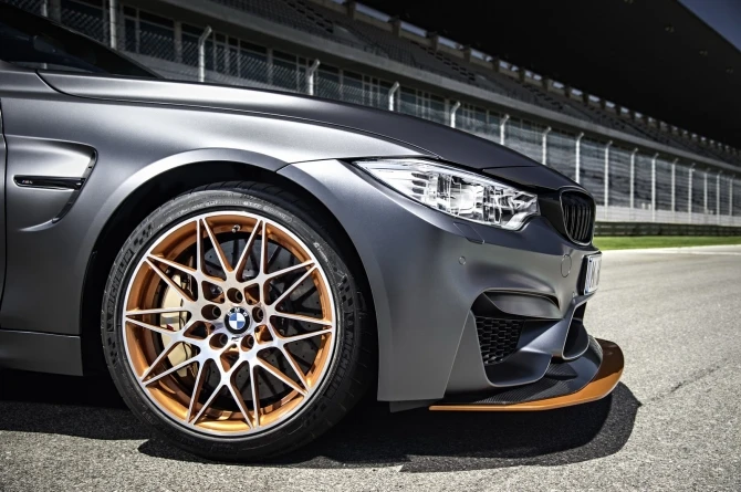 BMW выпустила новый автомобиль версии BMW М4 GTS (галерея)