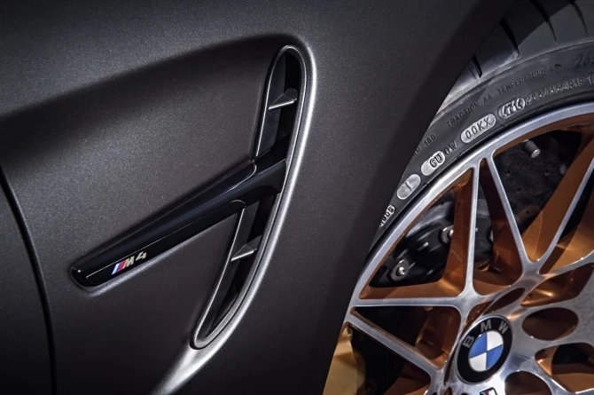 BMW выпустила новый автомобиль версии BMW М4 GTS (галерея)