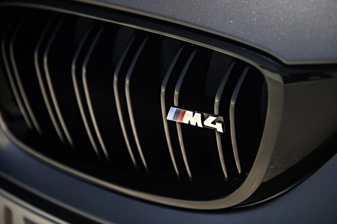 BMW выпустила новый автомобиль версии BMW М4 GTS (галерея)