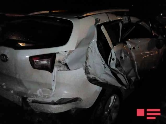 В Баку поезд сбил легковой автомобиль, 4 человека получили ранения