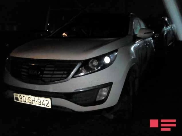 В Баку поезд сбил легковой автомобиль, 4 человека получили ранения