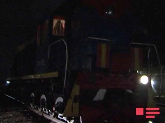 В Баку поезд сбил легковой автомобиль, 4 человека получили ранения