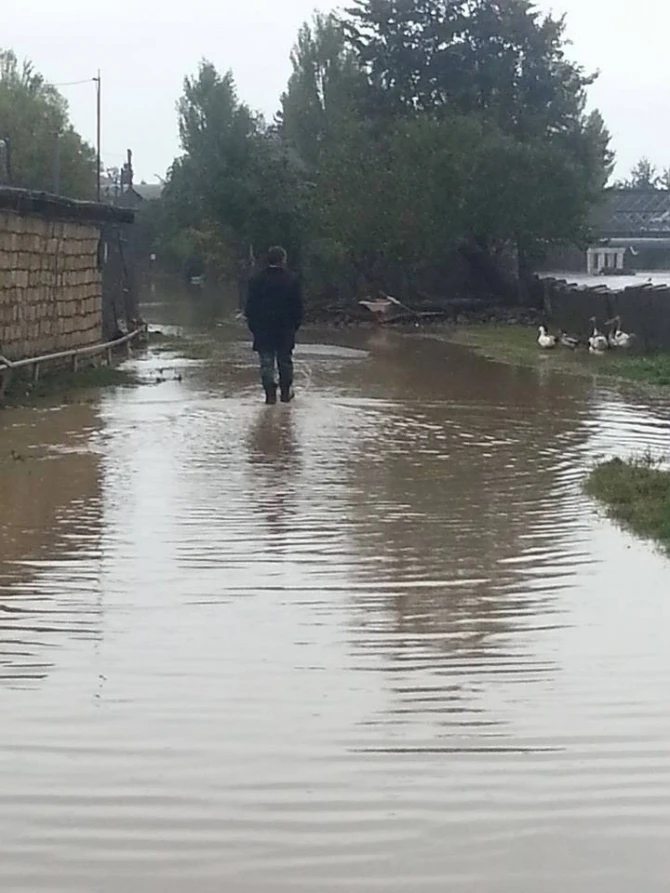 Сели в Азербайджане: МЧС АР отправило тяжелую технику на ликвидацию последствий (видео)
