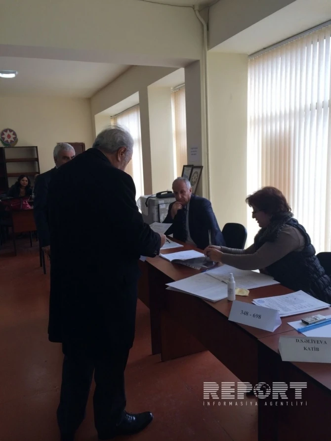 Бывший президент Азербайджана проголосовал на выборах в Милли меджлис