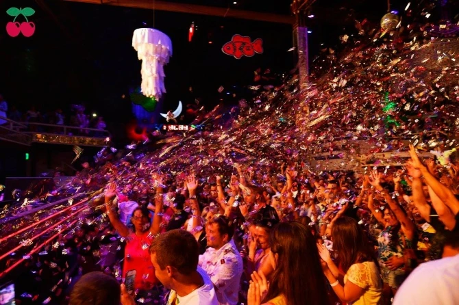 Gözəl qızlar, hit musiqilər və əsrarəngiz şou (FOTO)