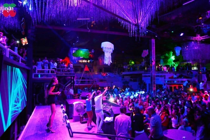 Gözəl qızlar, hit musiqilər və əsrarəngiz şou (FOTO)