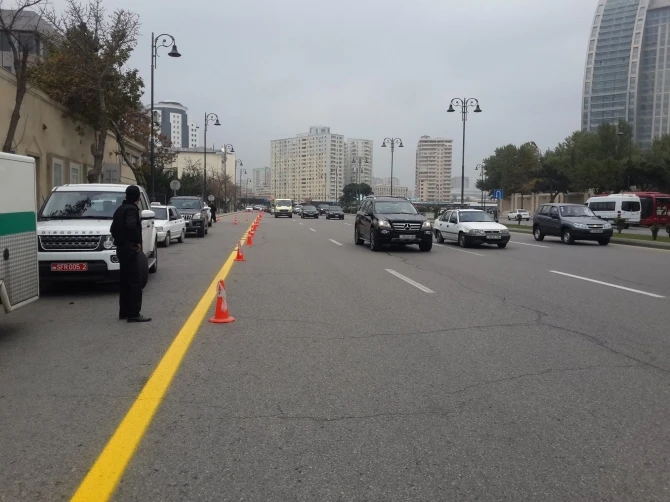 В Баку продолжают чертить полосы для автобусов и спецтранспорта
