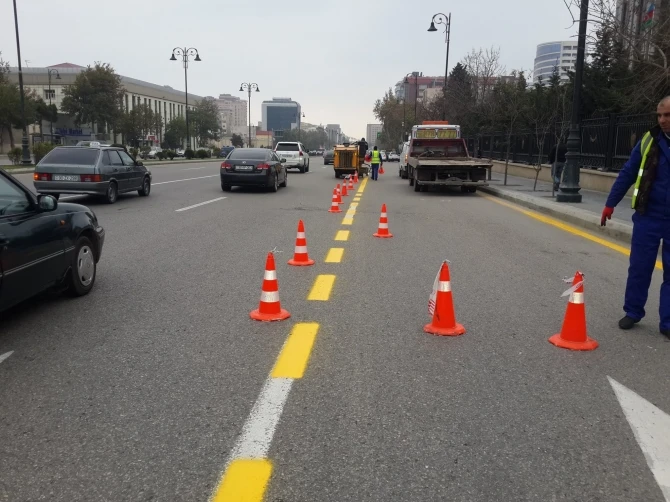 В Баку продолжают чертить полосы для автобусов и спецтранспорта