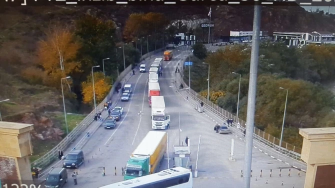 На границе Азербайджана с Грузией наблюдается скопление транспорта