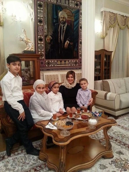 Азербайджанская телеведущая в доме шейха