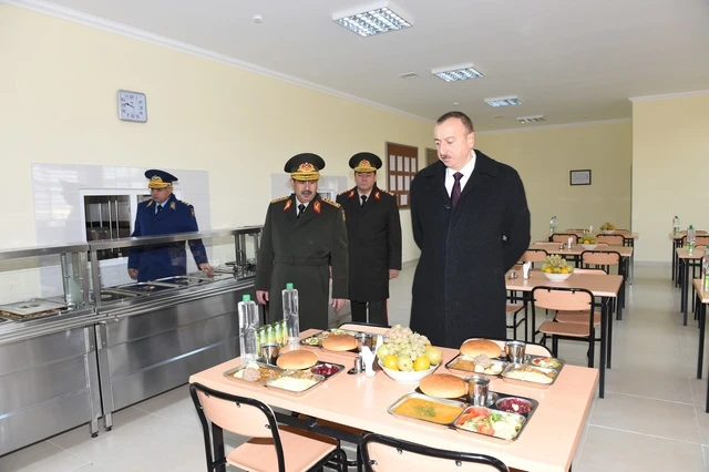Ильхам Алиев ознакомился с условиями военного городка ВВС Азербайджана