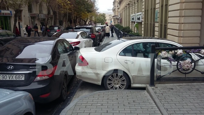 Bakıda yol kəsənlər meydan sulayır (FOTO)