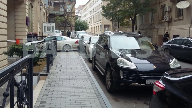 Bakıda yol kəsənlər meydan sulayır (FOTO)