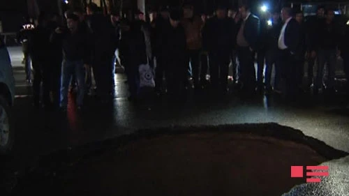 На одной из улиц  Баку в яму упали автомобиль и пешеход