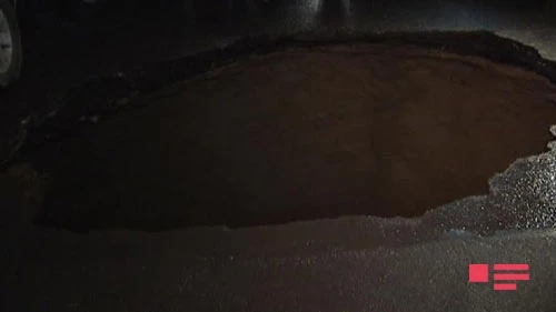 На одной из улиц  Баку в яму упали автомобиль и пешеход