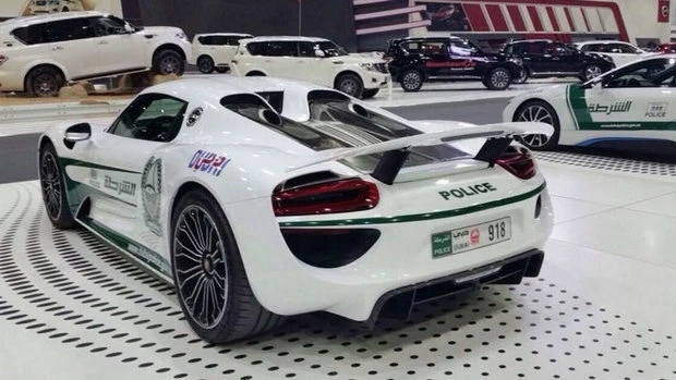 Автопарк полиции Дубая пополнился Porsche 918 Spyder