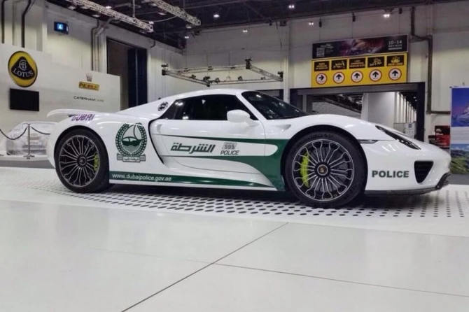 Автопарк полиции Дубая пополнился Porsche 918 Spyder