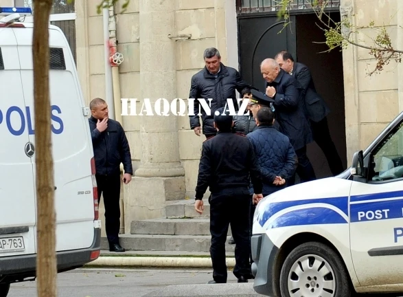 Закованный в наручники генерал МНБ Човдаров покидает Сабаильский суд