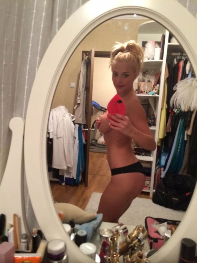 В сети распространились фотографии 18+ звезд шоу-бизнеса