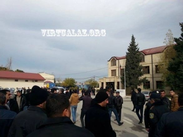 Сотни рабочих протестуют в Баку