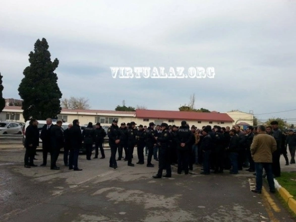 Сотни рабочих протестуют в Баку