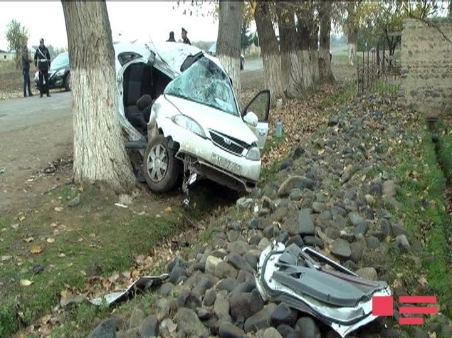 В Азербайджане автомобиль врезался в дерево, есть погибшие и раненые
