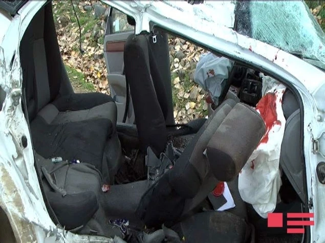 В Азербайджане автомобиль врезался в дерево, есть погибшие и раненые
