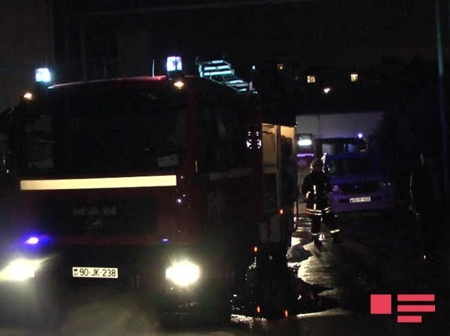 В Баку при пожаре в жилом доме эвакуированы 49 семей