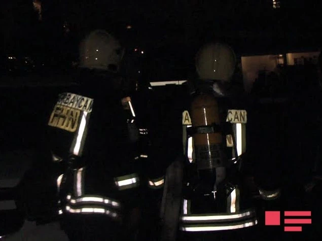 В Баку при пожаре в жилом доме эвакуированы 49 семей