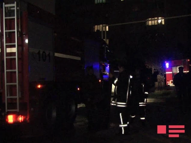 В Баку при пожаре в жилом доме эвакуированы 49 семей