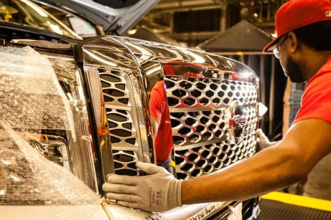 Nissan начал серийное производство нового пикапа Titan XD (видео)