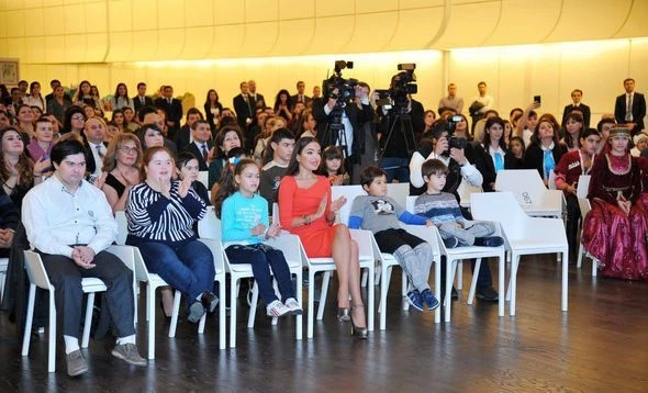 Лейла Алиева вместе с сыновьями посетила выставку