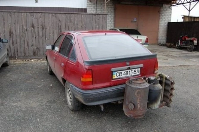 Украинец создал автомобиль на дровах (видео)
