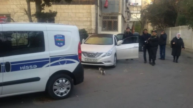 В Баку разбили окно автомобиля адвоката и украли деньги
