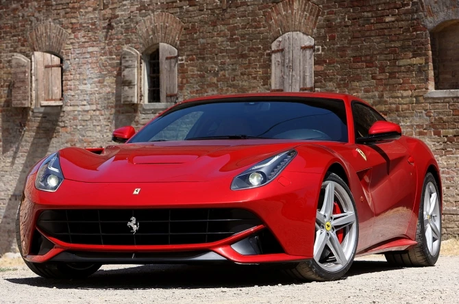 Ferrari против пожарной машины (видео)