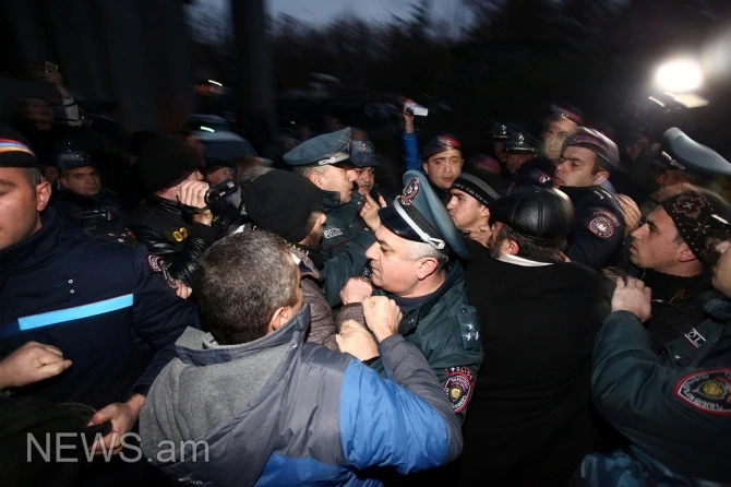 Ermənistan əhalisi ayağa qalxdı: polislə qarşıdurma yarandı (VİDEO, FOTO)