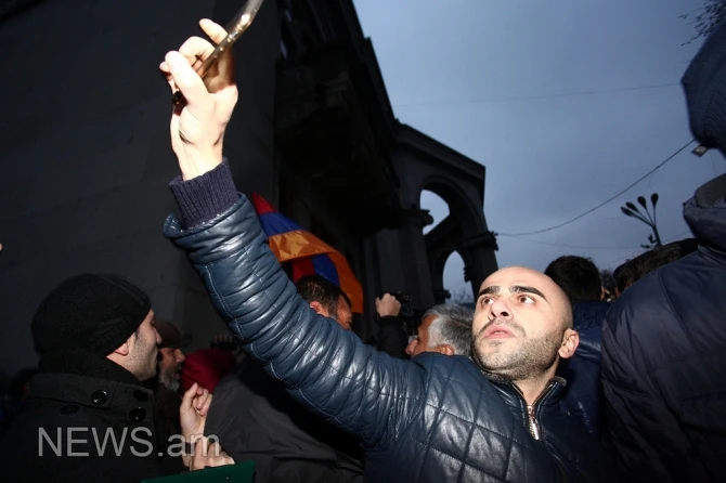 Ermənistan əhalisi ayağa qalxdı: polislə qarşıdurma yarandı (VİDEO, FOTO)