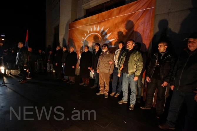 Ermənistan əhalisi ayağa qalxdı: polislə qarşıdurma yarandı (VİDEO, FOTO)