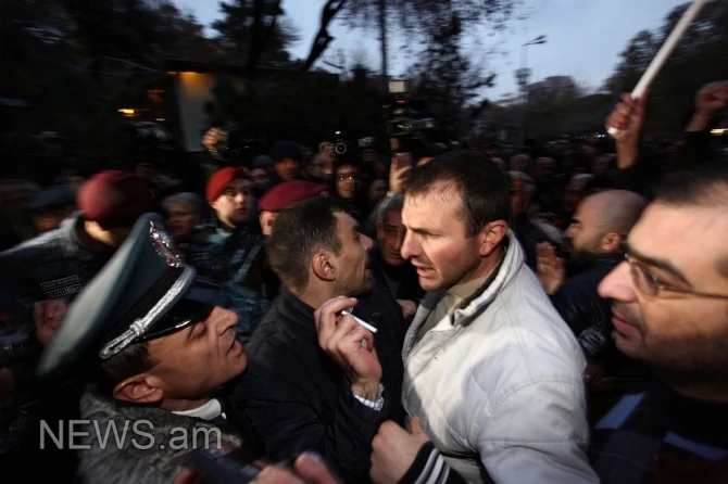 Ermənistan əhalisi ayağa qalxdı: polislə qarşıdurma yarandı (VİDEO, FOTO)