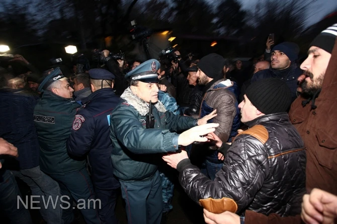 Ermənistan əhalisi ayağa qalxdı: polislə qarşıdurma yarandı (VİDEO, FOTO)