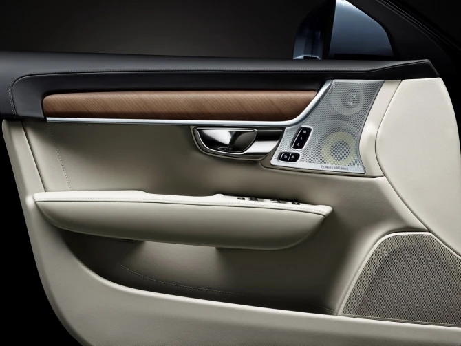 В сети появилась первая галерея нового Volvo S90