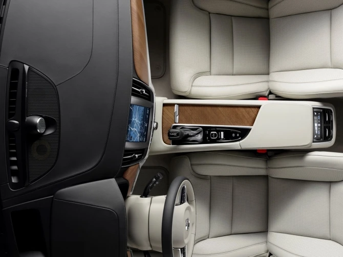 В сети появилась первая галерея нового Volvo S90