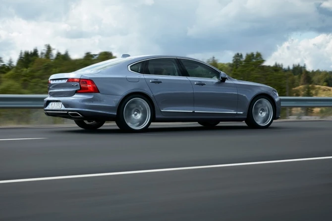 В сети появилась первая галерея нового Volvo S90