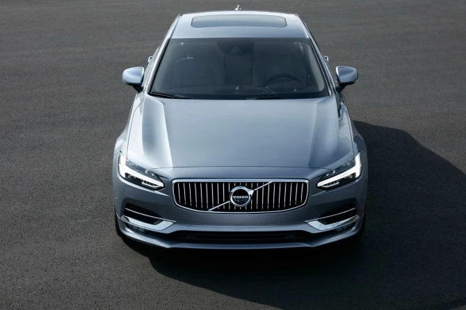 В сети появилась первая галерея нового Volvo S90