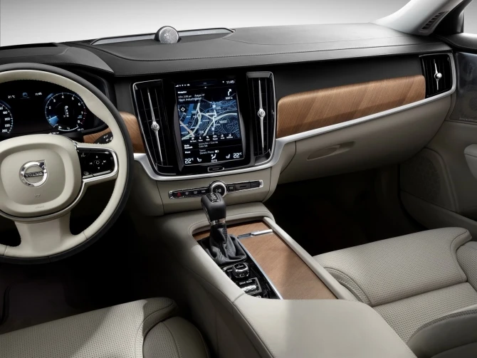 В сети появилась первая галерея нового Volvo S90