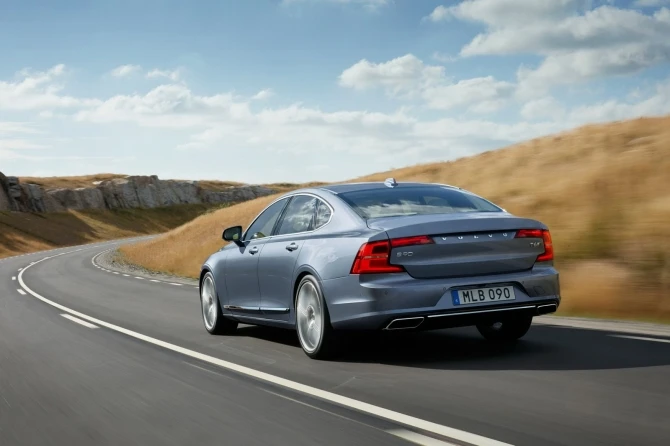 В сети появилась первая галерея нового Volvo S90
