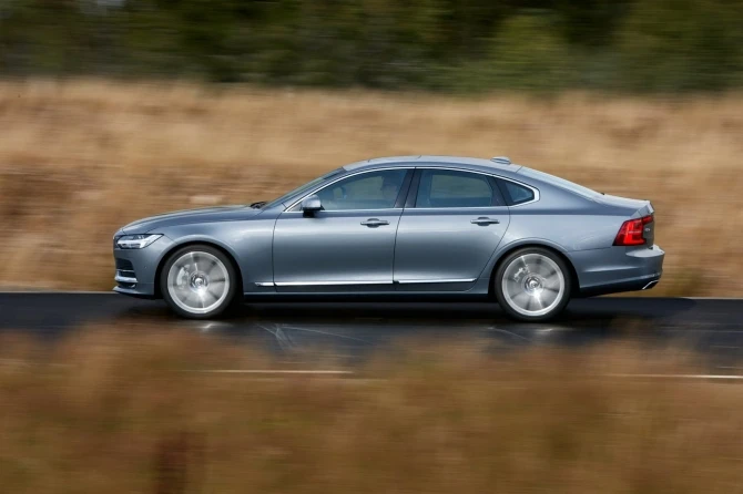 В сети появилась первая галерея нового Volvo S90